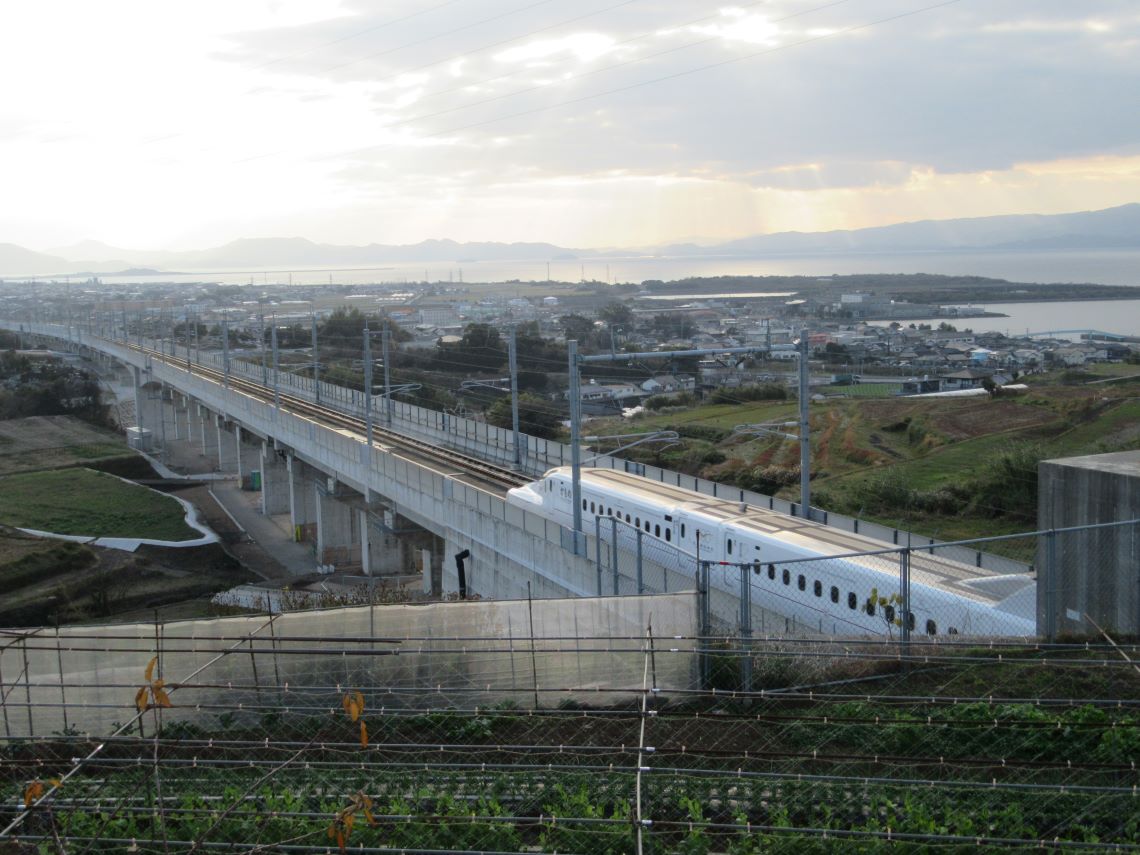 長崎県大村市松原で撮影した、西九州新幹線『かもめ』が向こうへ進んでいく。