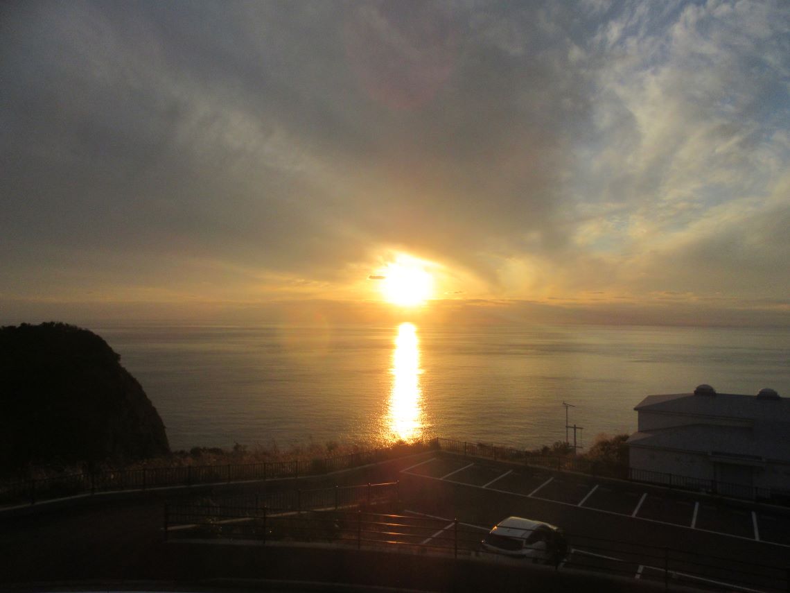 長崎県長崎市の『道の駅 夕陽が丘そとめ』で撮影した夕焼けの写真と、右に見える遠藤周作文学館