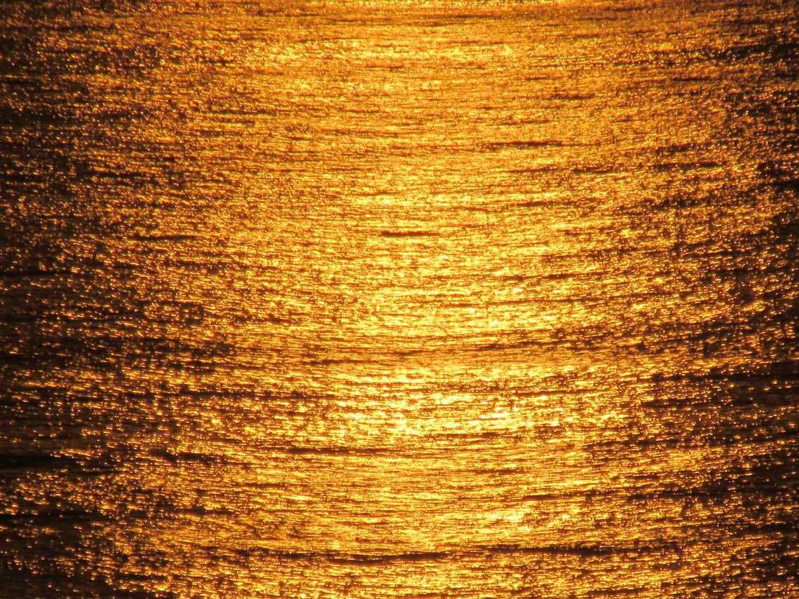 長崎県長崎市の『道の駅 夕陽が丘そとめ』で撮影した肉眼とは異なる見え方の水面に映る夕焼けの写真