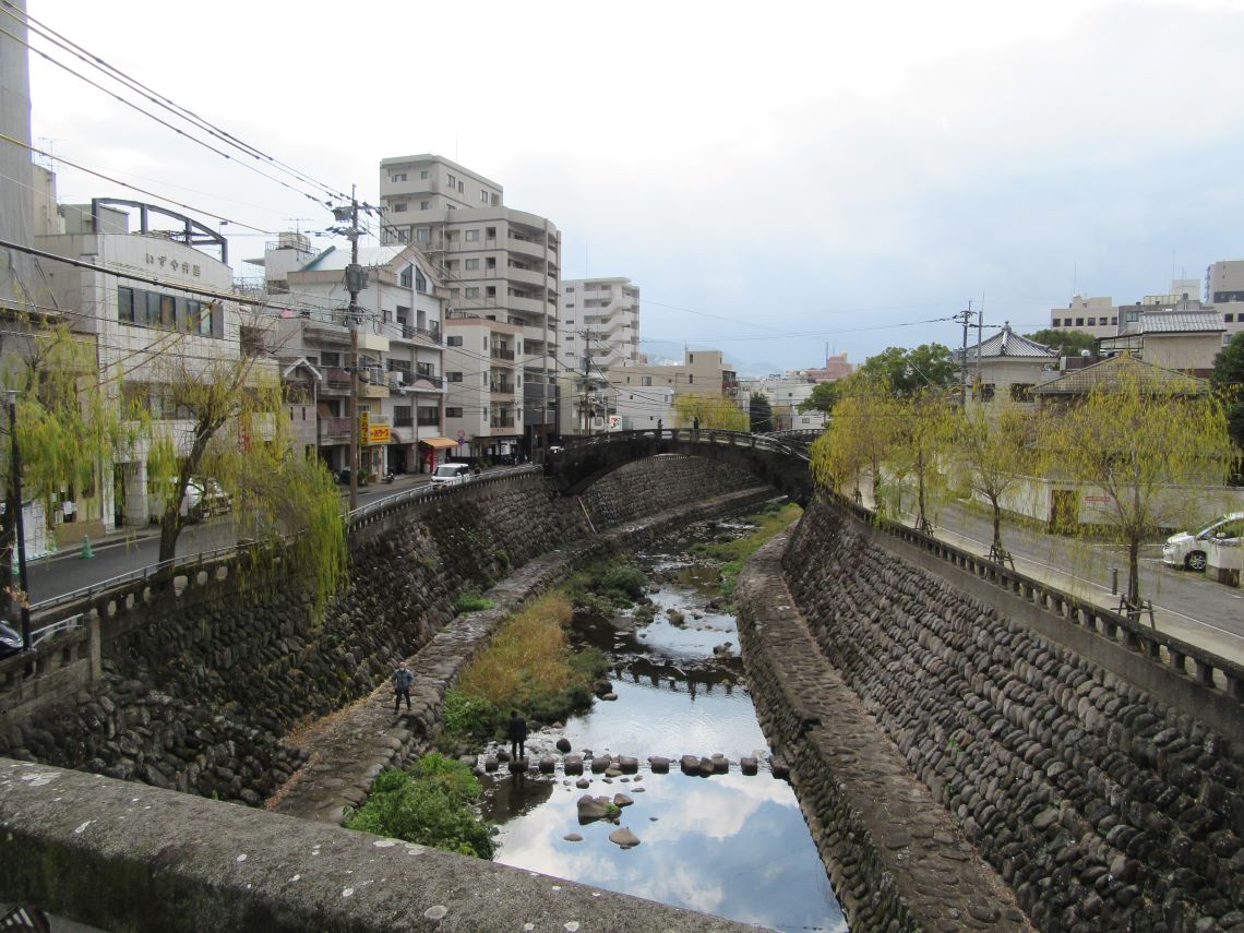 長崎市の中島川周辺は、風情がある散歩道だ。