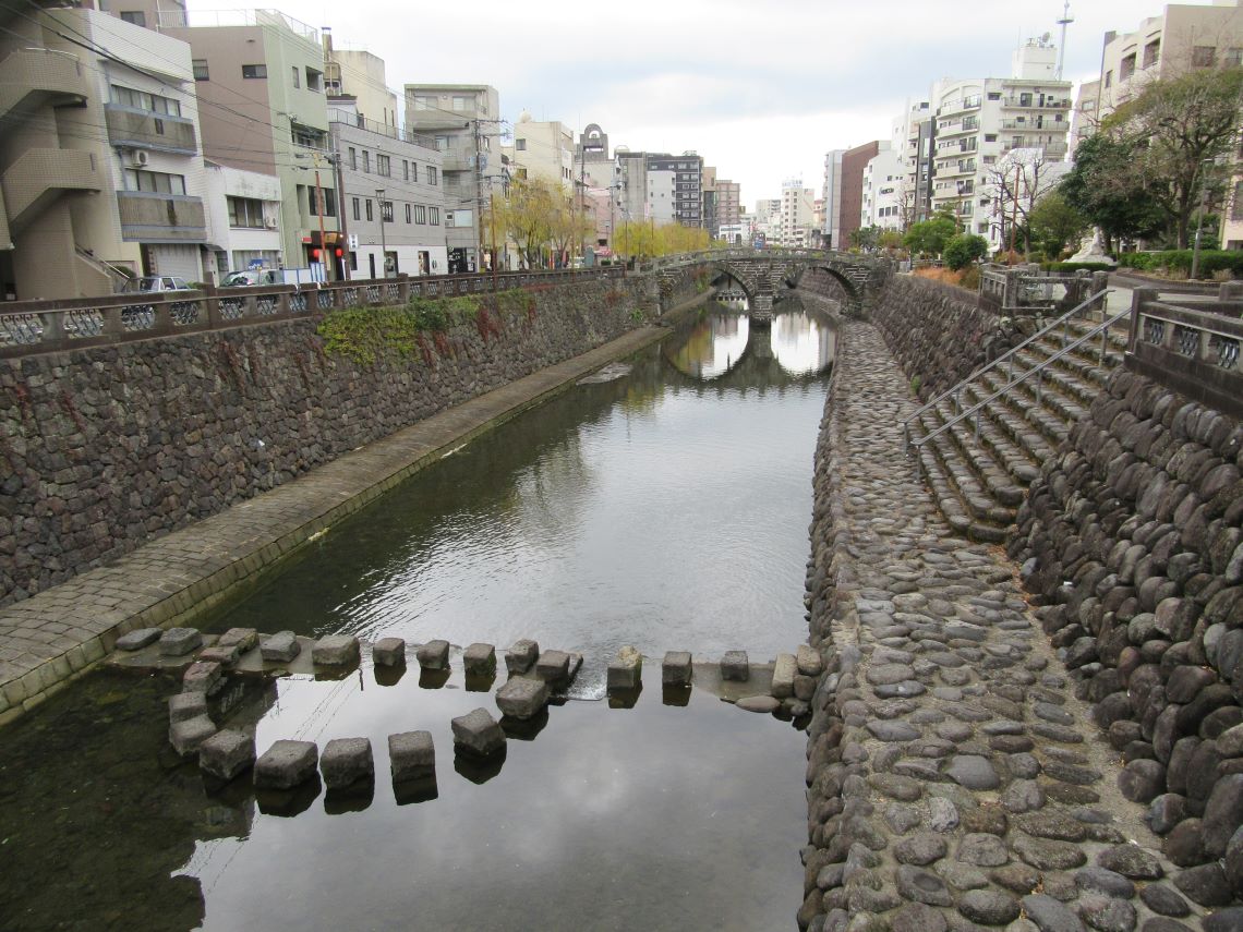 長崎市の中島川で、眼鏡橋が見えてきた。