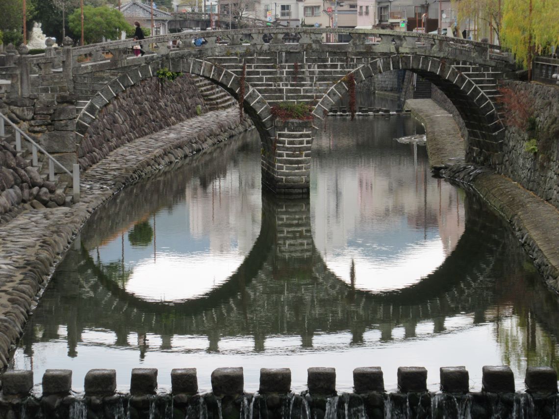 長崎市の中島川が、今回はきれいに反射してきれいな眼鏡でした。
