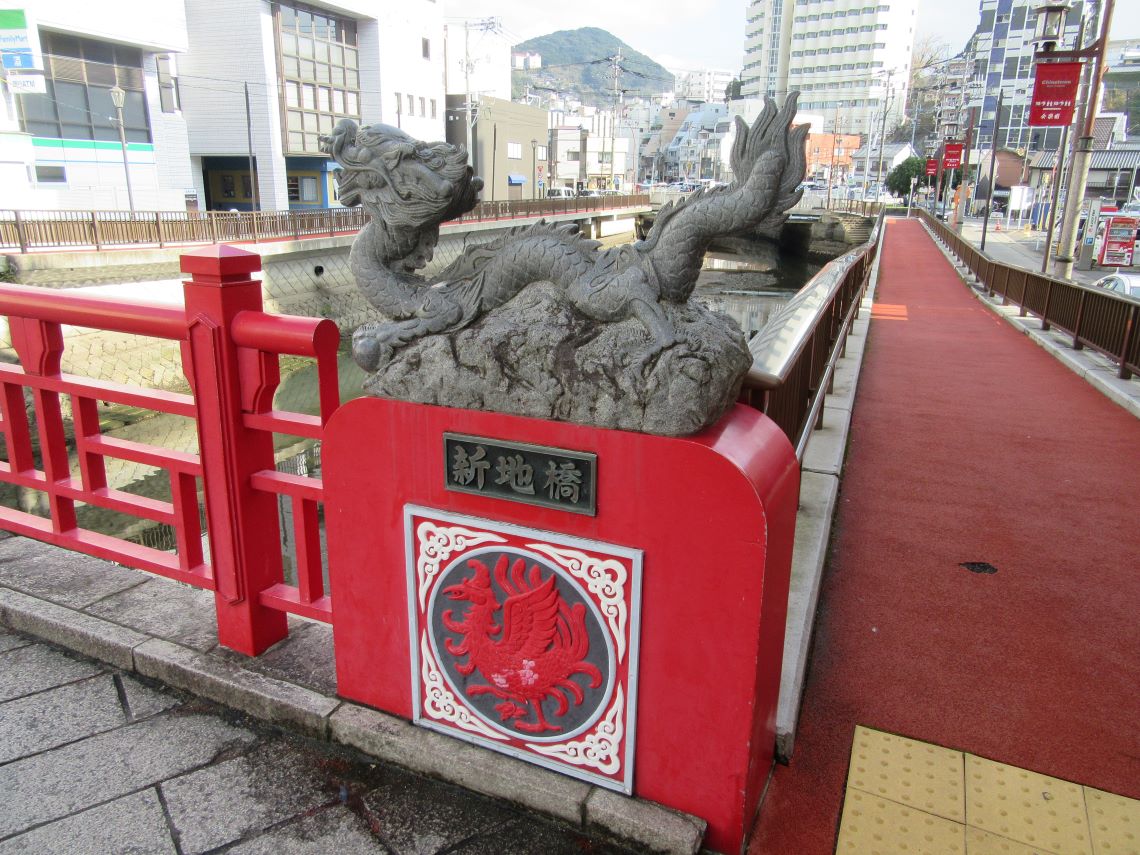 長崎市にある長崎新地中華街の北門付近にある新地橋の龍の像。