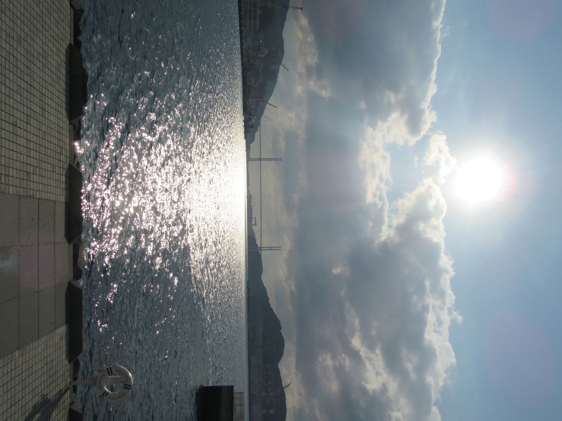 長崎市・長崎水辺の森公園で撮影した、太陽と海と女神大橋。