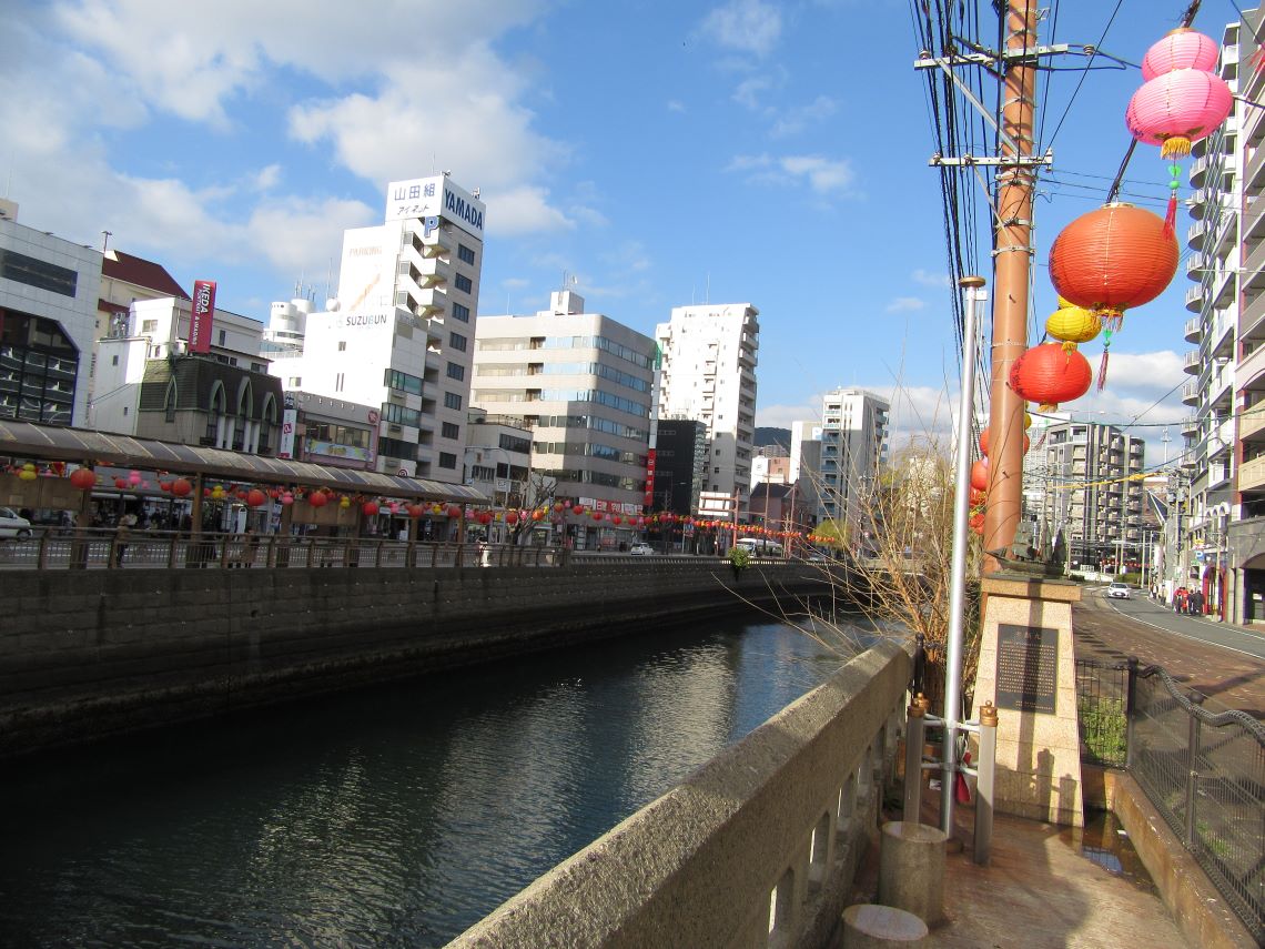 長崎市の「てつばし」こと銕橋で撮影したランタンと、中島川。