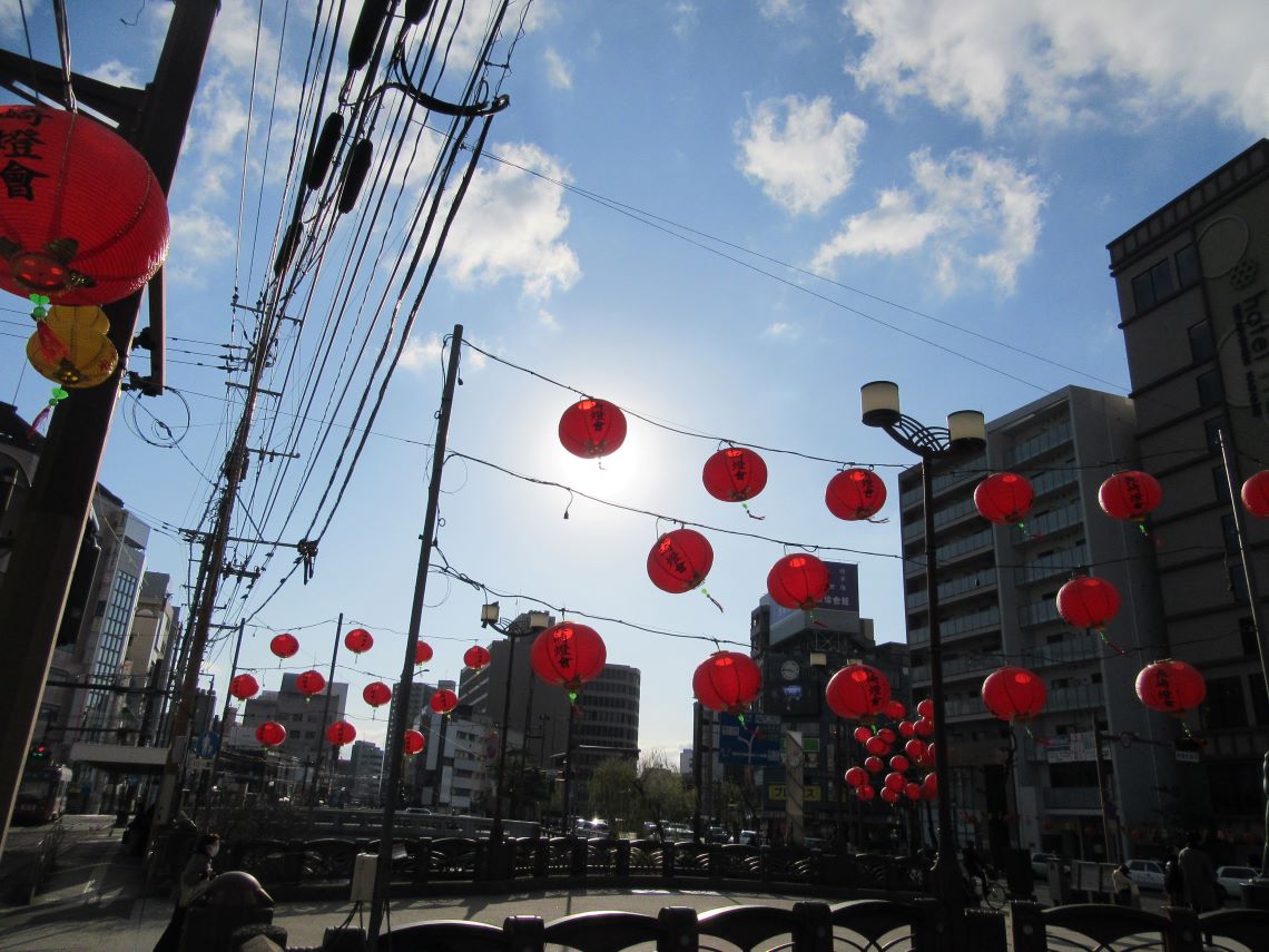 長崎市の「てつばし」こと銕橋で撮影した赤くて丸い、かわいいランタン。