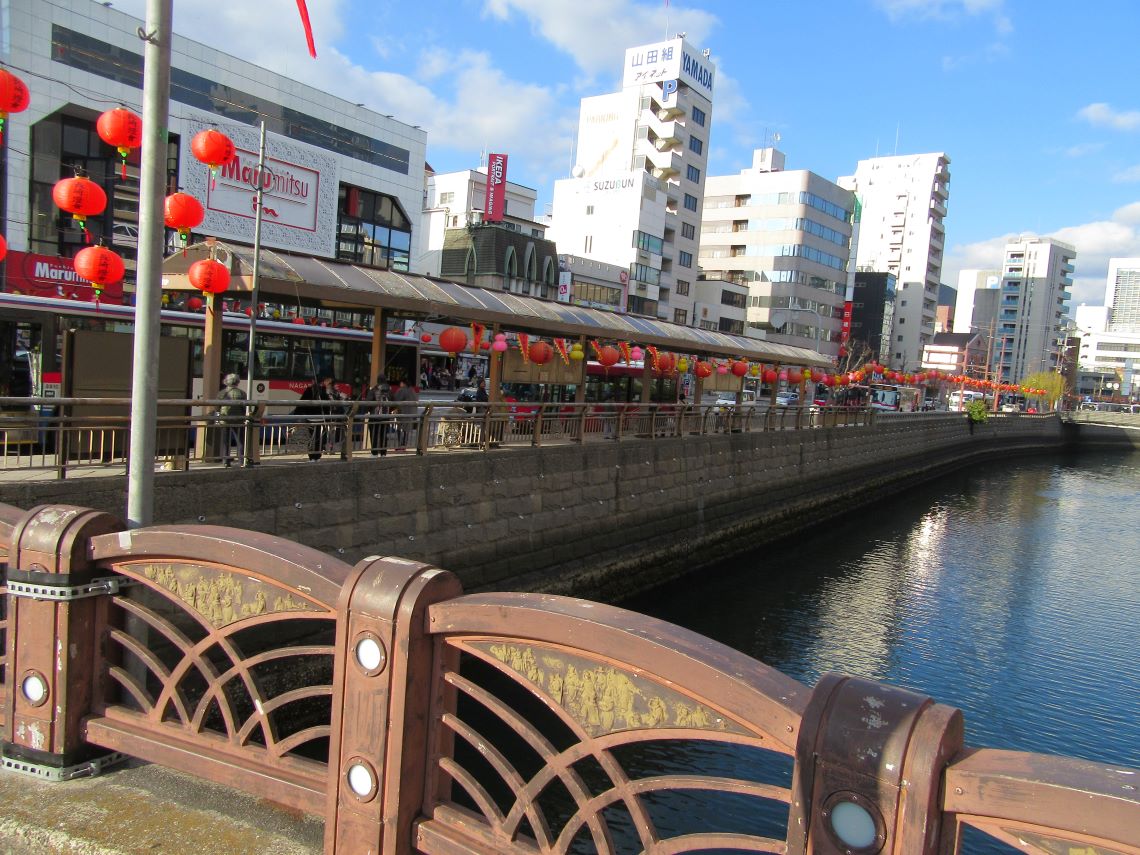 長崎市の「てつばし」こと銕橋で撮影したランタンでいっぱいの中央橋バス停。