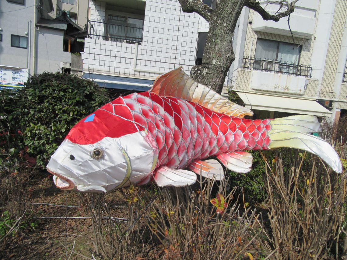 長崎ランタンフェスティバルの鮮やかな鯉と思われるオブジェ。