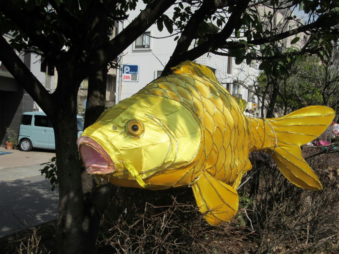 長崎ランタンフェスティバルの金色の金魚と思われるオブジェ。