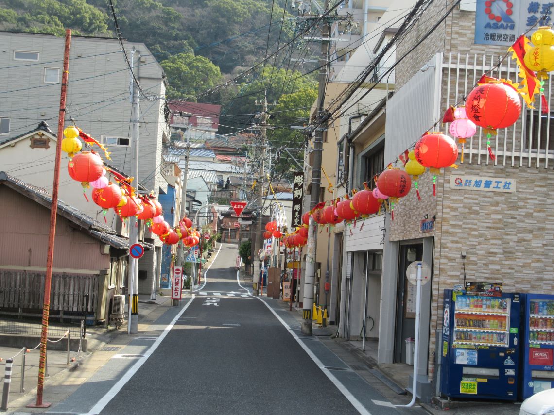 長崎ランタンフェスティバルのランタンがある中島川周辺の道。