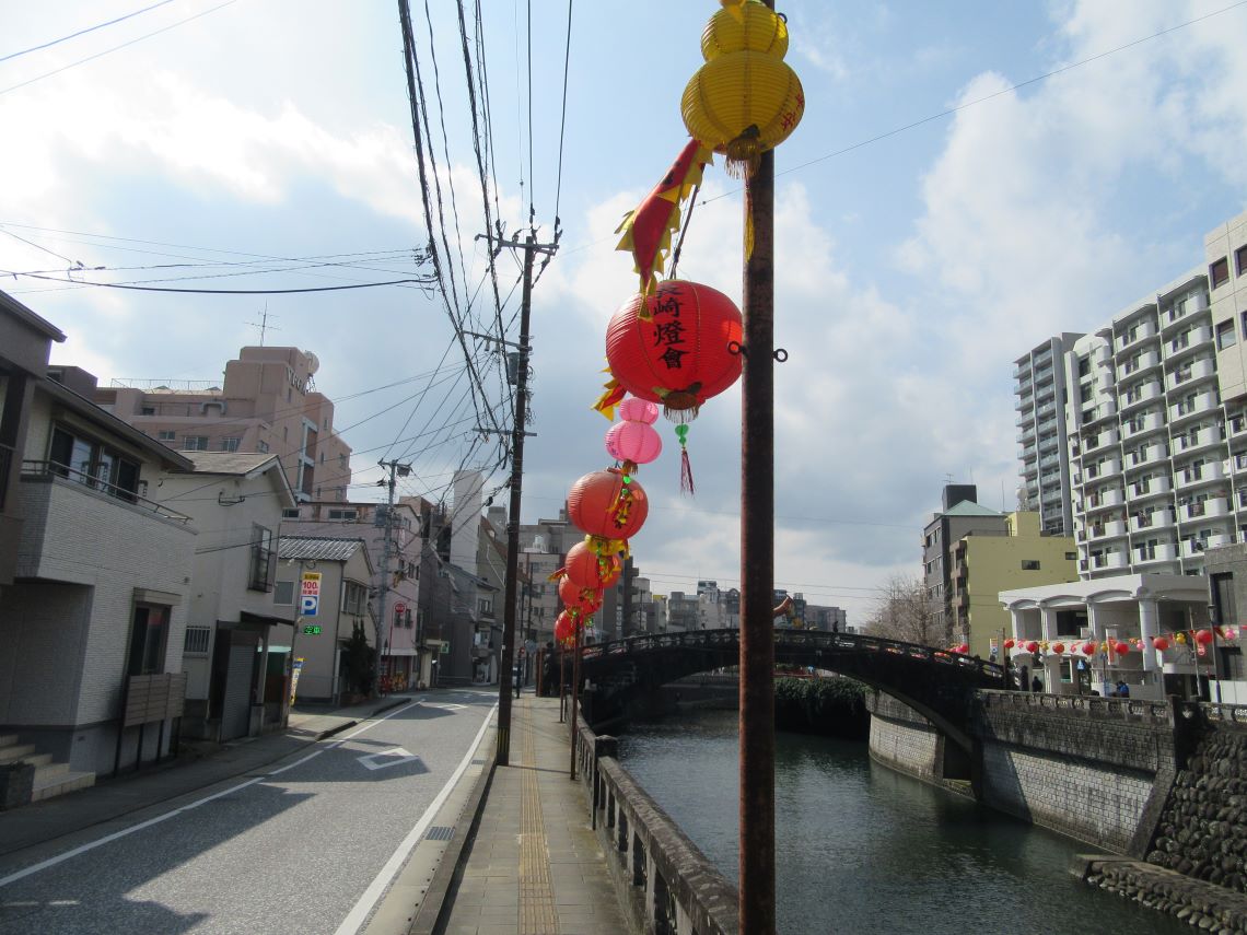 長崎ランタンフェスティバルの赤色のランタンに紛れる桃色のランタン。