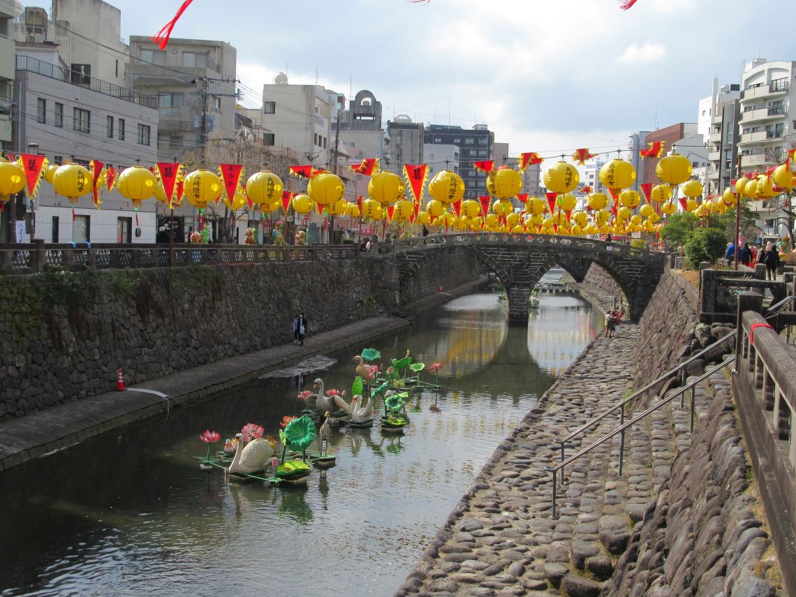 長崎ランタンフェスティバルの黄色いランタンが並び、きれいな眼鏡橋。