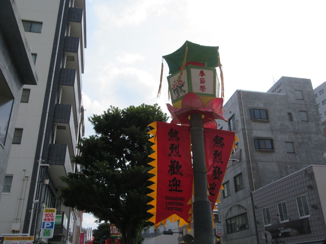 長崎ランタンフェスティバル仕様になった街灯がある長崎市本古川通り。