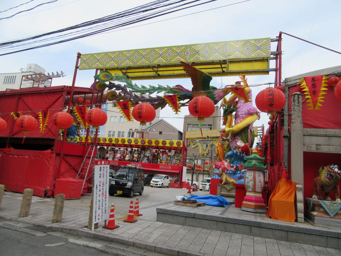 長崎ランタンフェスティバルの準備が進む湊公園。