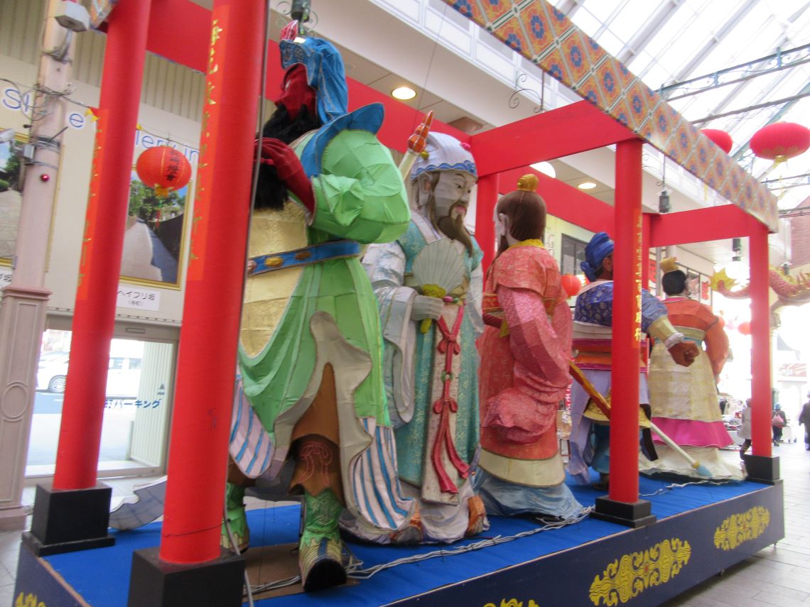 長崎ランタンフェスティバルの迫力ある大きなオブジェがあるベルナード観光通り。
