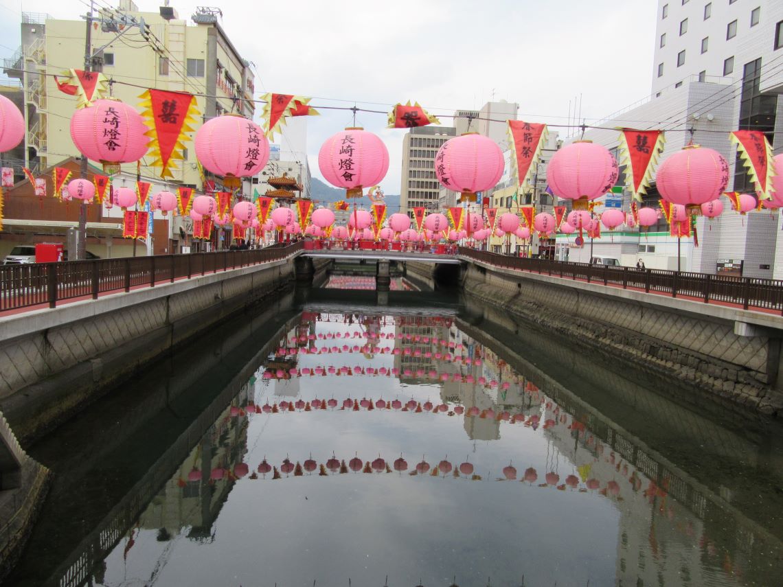 長崎ランタンフェスティバルの桃色のランタンがいっぱいの銅座川。