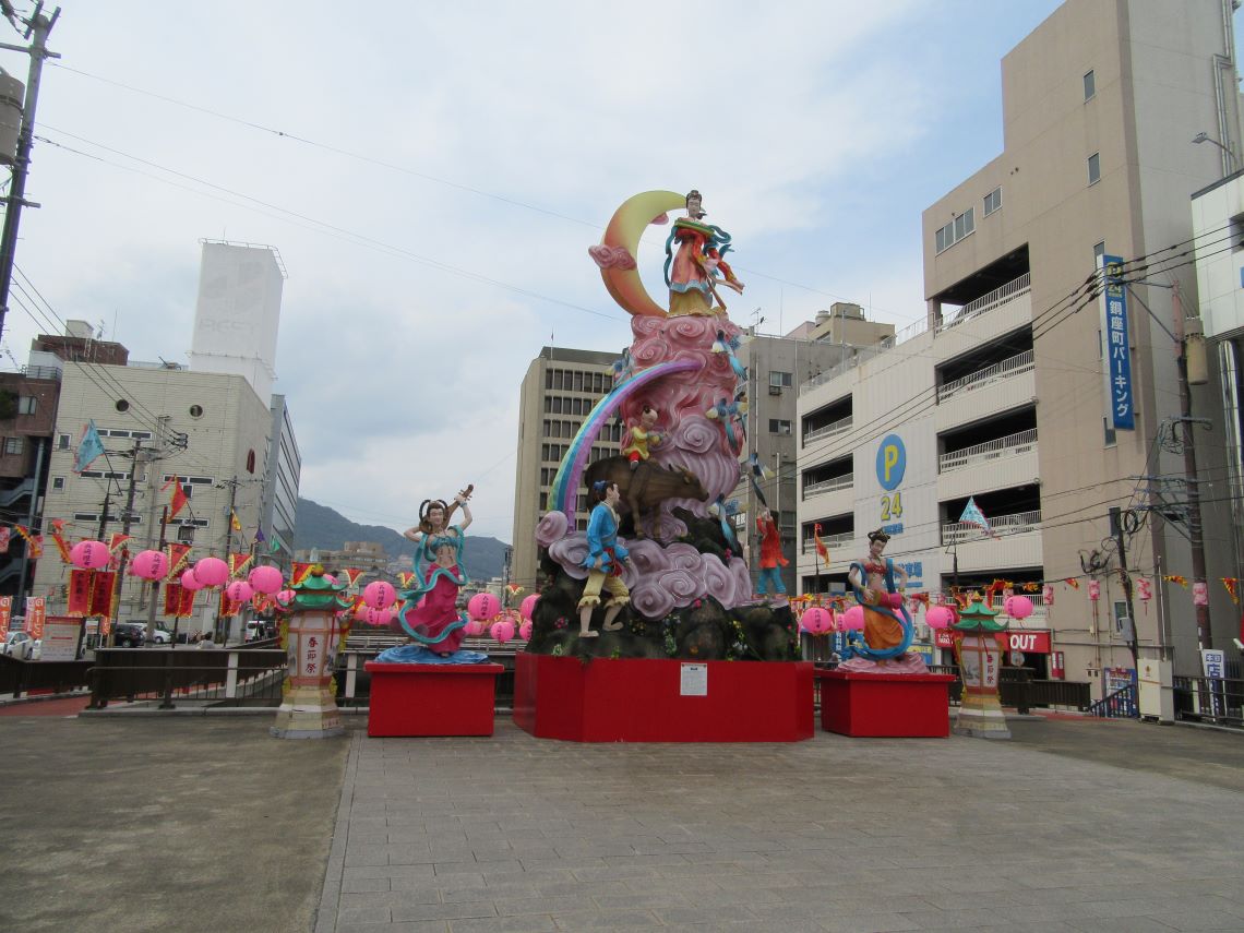 長崎ランタンフェスティバルの大きなオブジェがある新地中華街北門付近。
