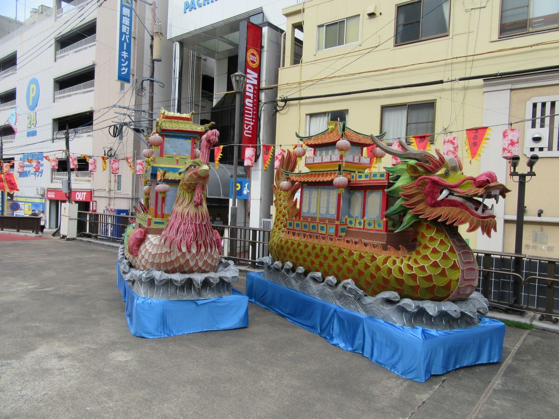 長崎ランタンフェスティバルの龍や鳥のオブジェがある新地中華街北門付近。