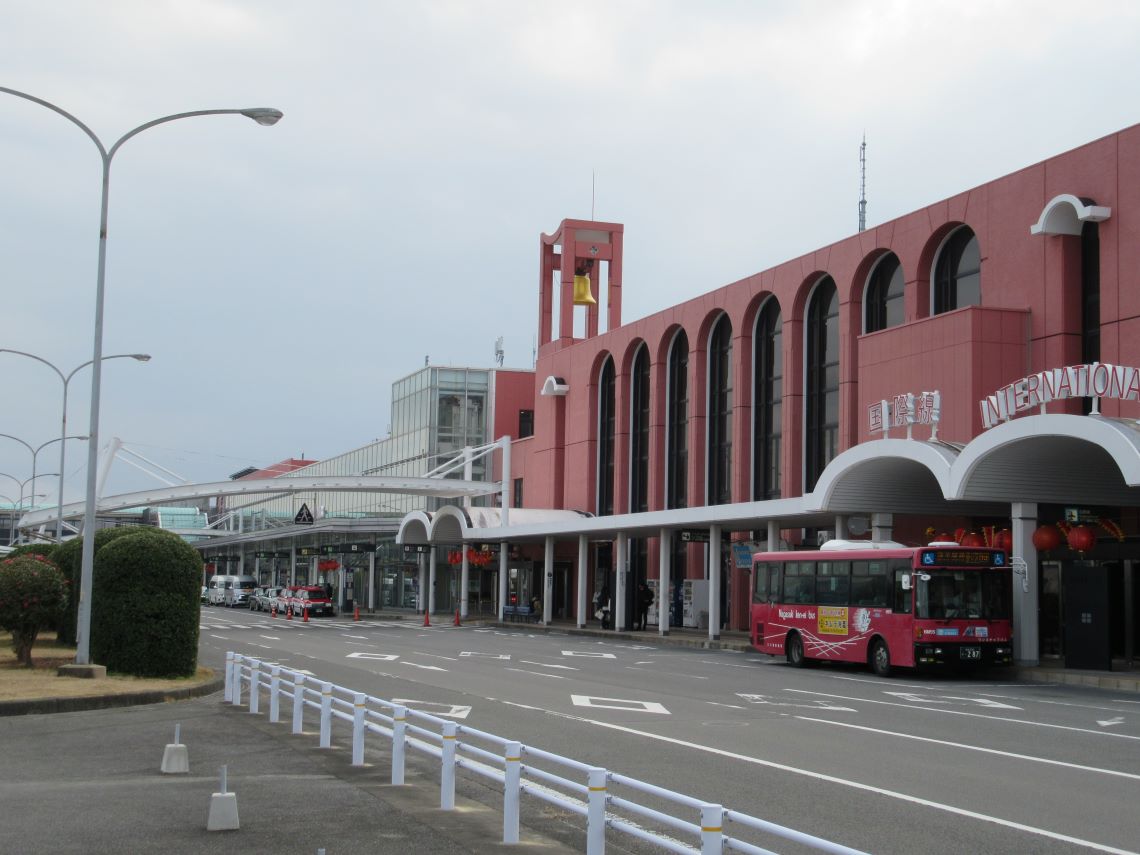 長崎ランタンフェスティバルのランタンが少しある長崎空港の入口。