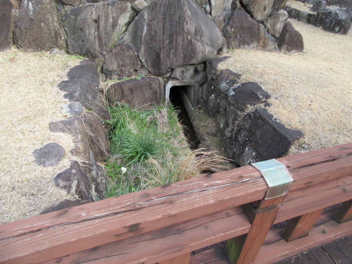 歴史公園彼杵の荘の入口の橋から撮影した水路。