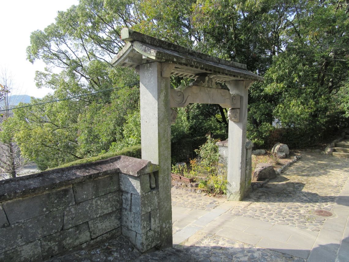 長崎公園にある、歴史を感じる門。