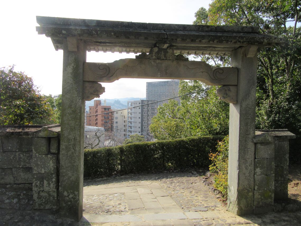 長崎公園の門が見つめる、長崎市役所。