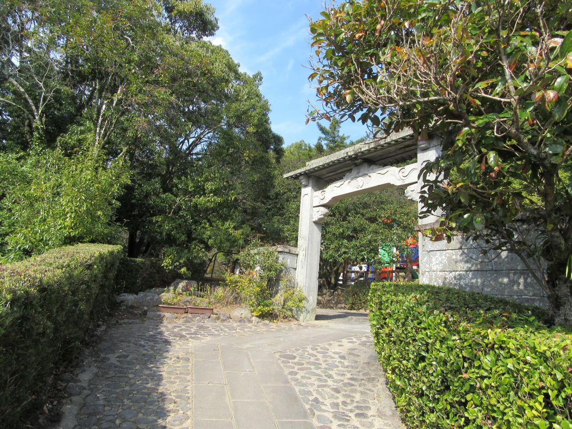 長崎公園にある門と道。