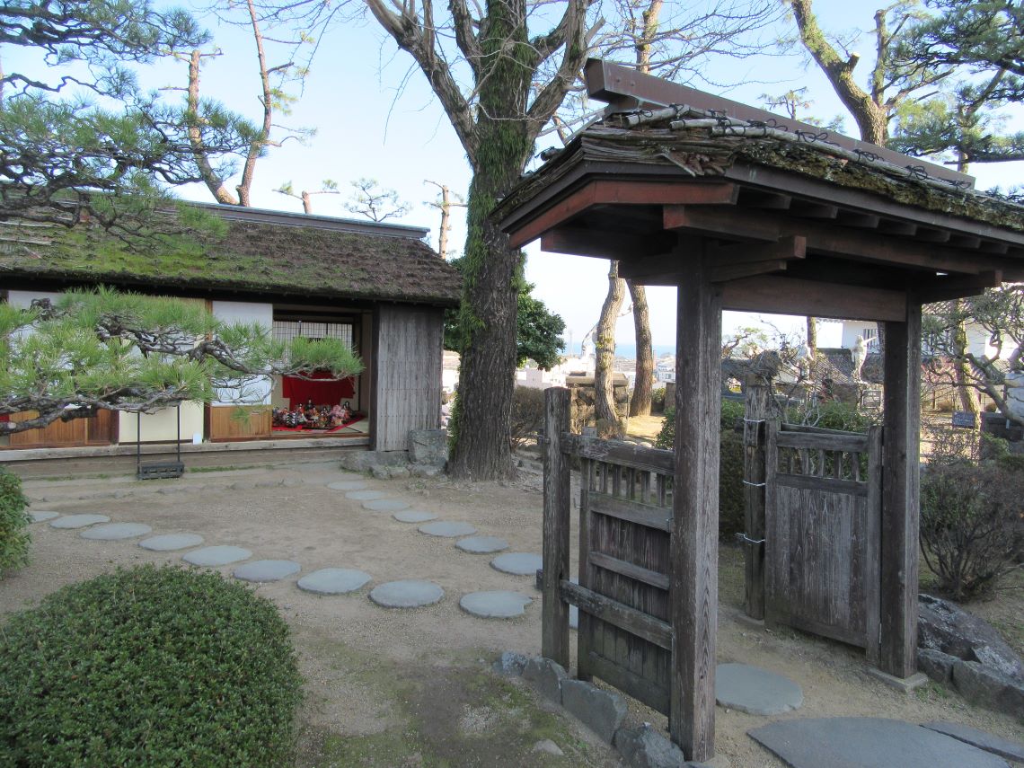 長崎県島原市にある島原城で撮影した、雛人形が見える島原城御馬見所。