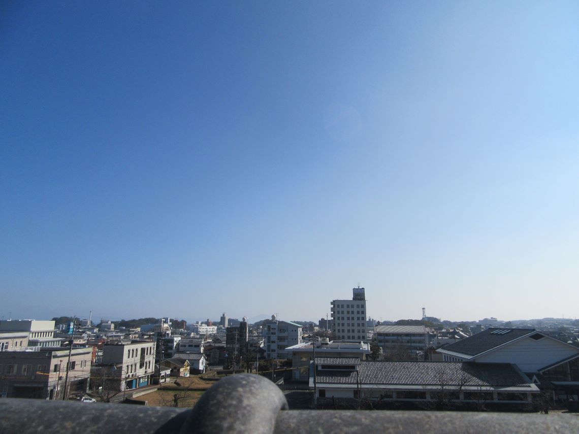 長崎県島原市にある島原城で撮影した、城壁の上端と島原の街並み。