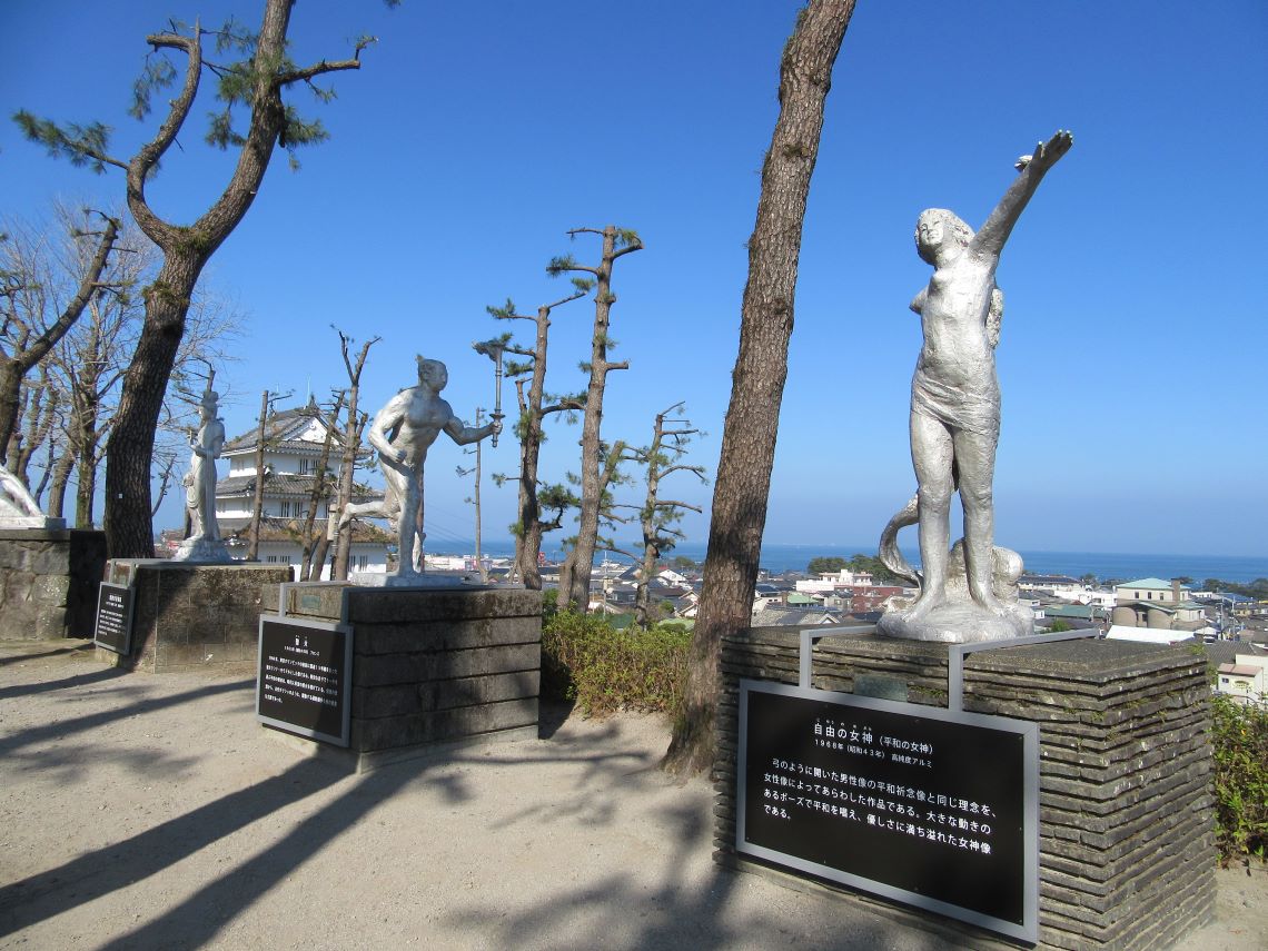 長崎県島原市にある島原城で撮影した、彫刻家・北村西望の彫刻作品の屋外展示。