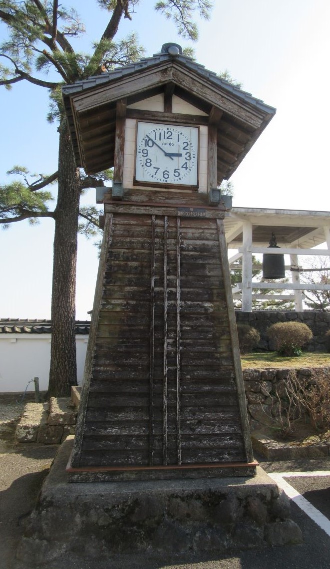 長崎県島原市にある島原城で撮影した、味のある時計。