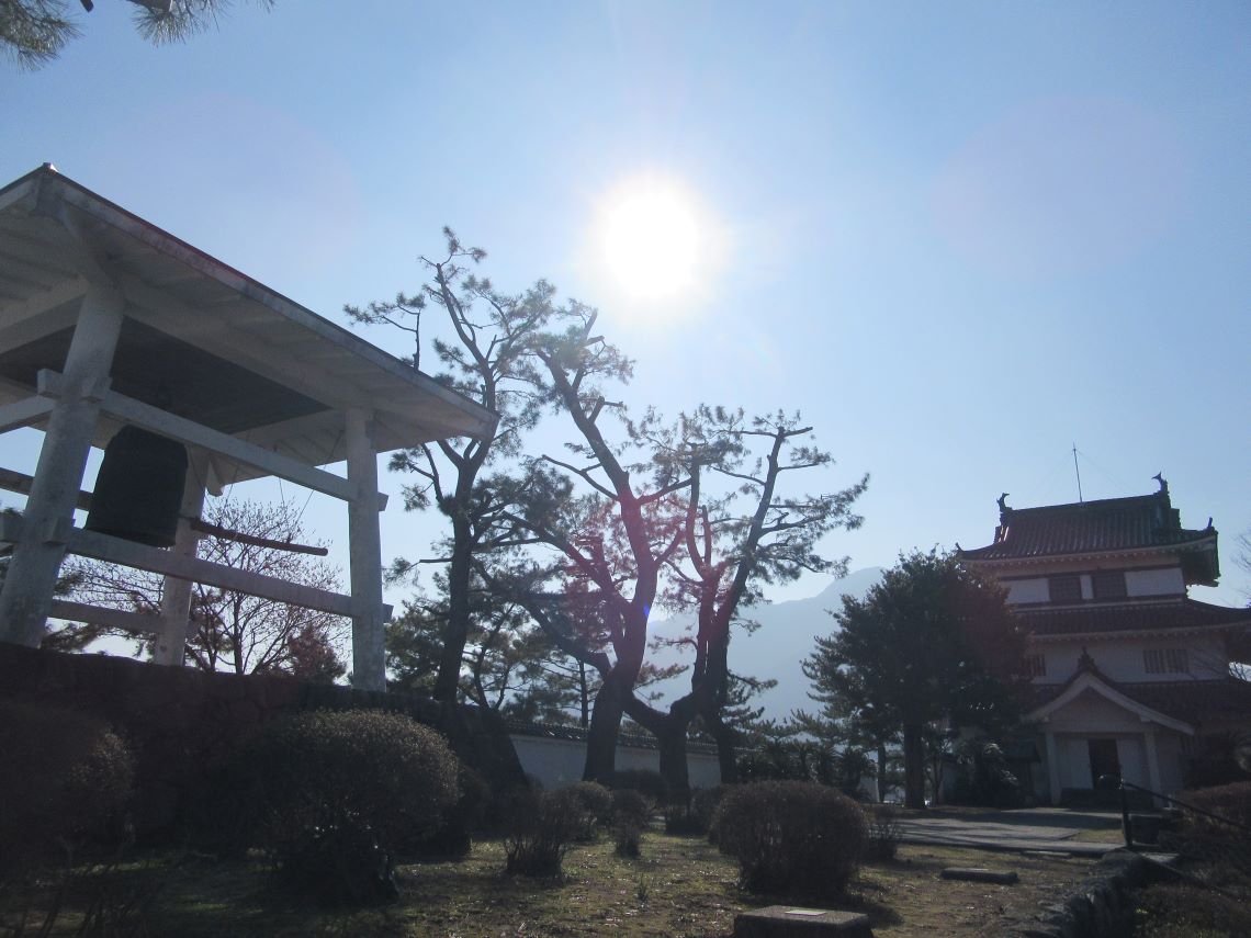 長崎県島原市にある島原城で撮影した、鐘と太陽と建物。