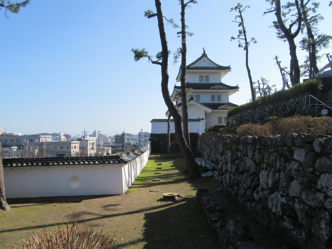 長崎県島原市にある島原城で撮影した、城壁付近の道と、外に見える島原の街並み。