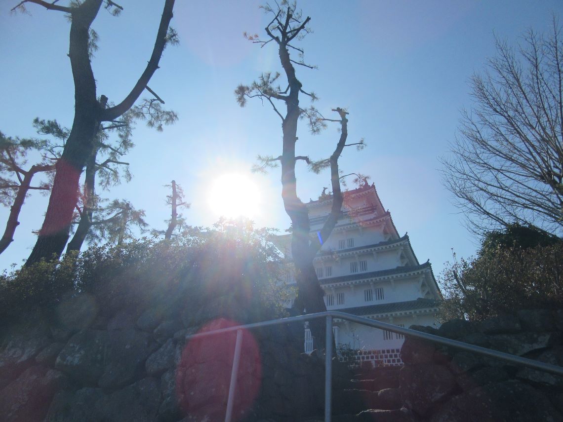 長崎県島原市にある島原城で撮影した、下から見上げる太陽光と天守閣。