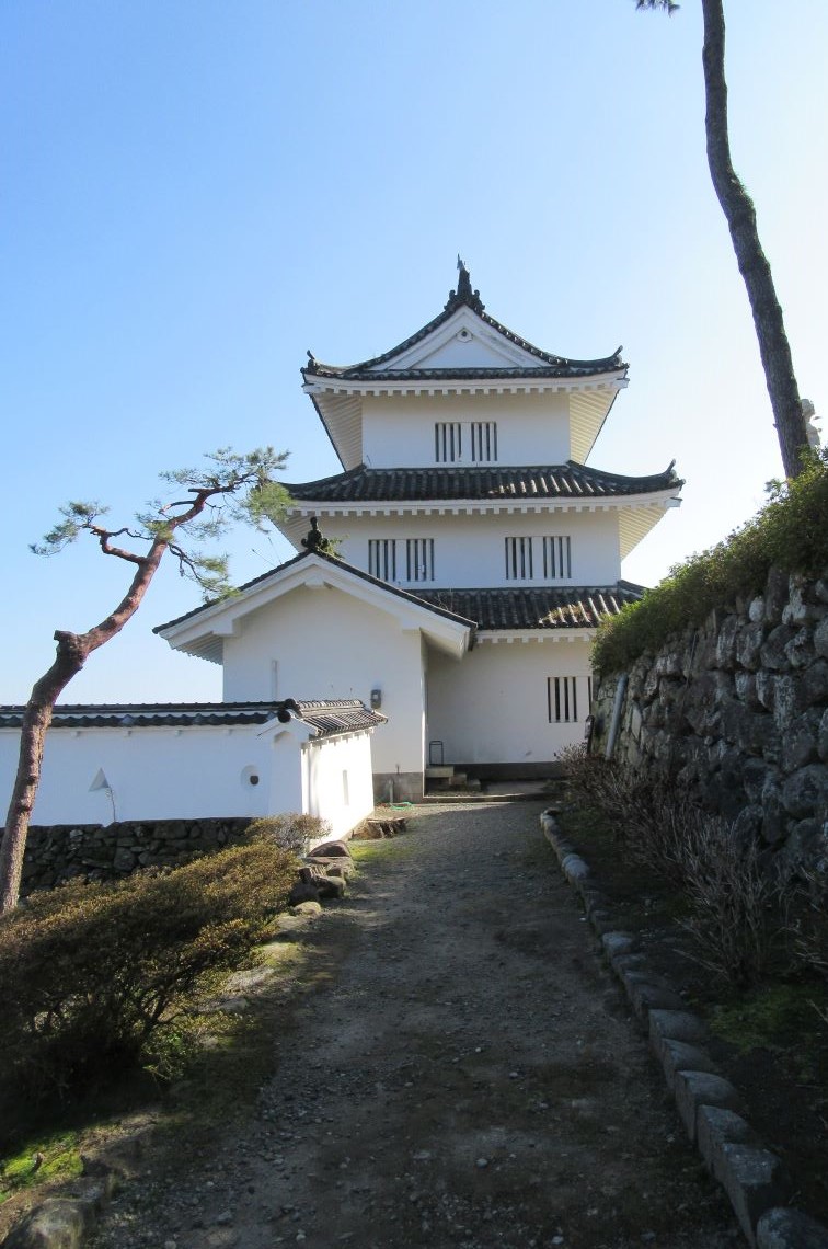 長崎県島原市にある島原城で撮影した、城の建物と小路。