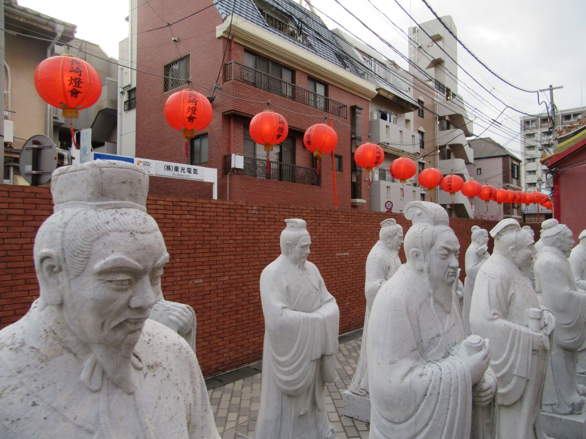 ランタンフェスティバル開催中の長崎孔子廟で撮影した、72賢人石像。