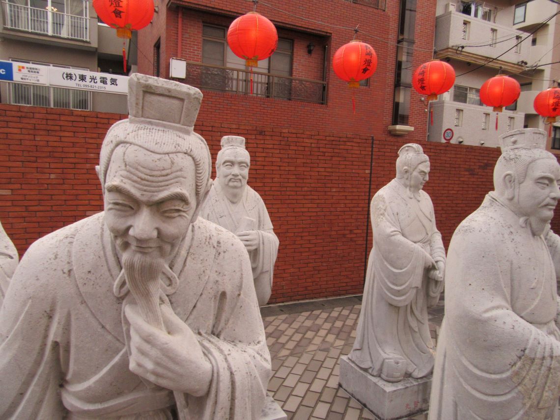 ランタンフェスティバル開催中の長崎孔子廟のそれぞれ個性がある72賢人石像。