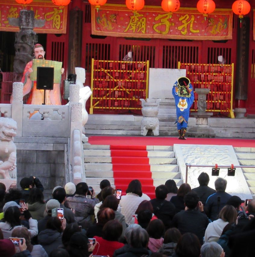 ランタンフェスティバル開催中の長崎孔子廟で変面ショーを披露する、変面師京介。