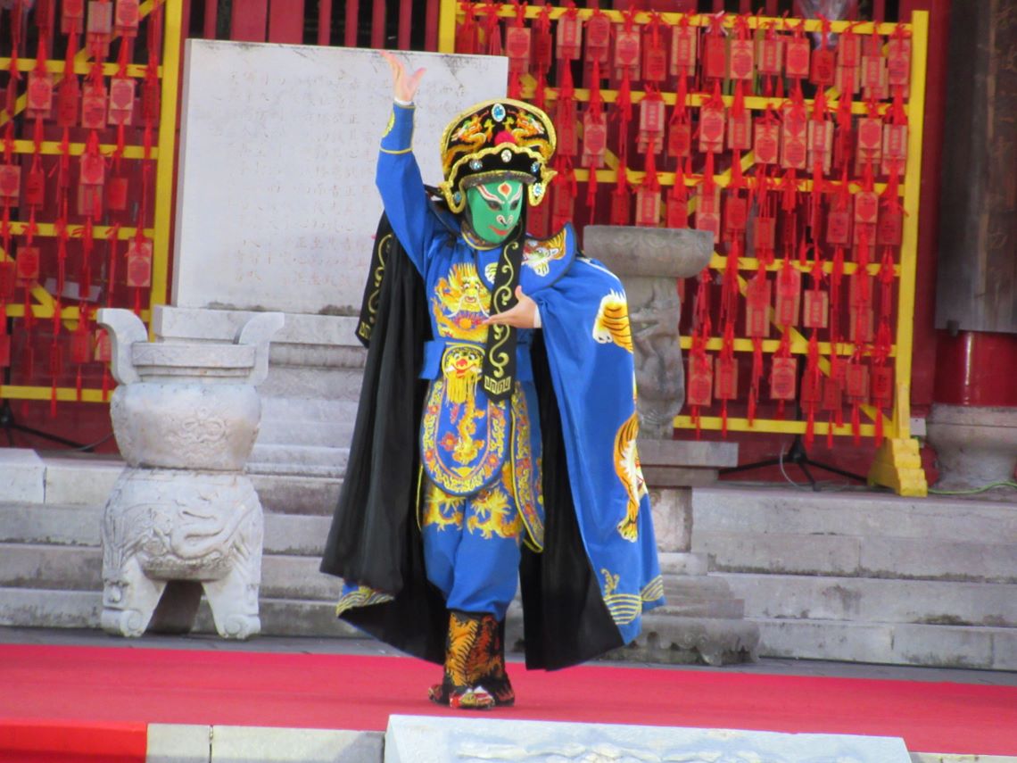 ランタンフェスティバル開催中の長崎孔子廟で面を変える、変面師京介。