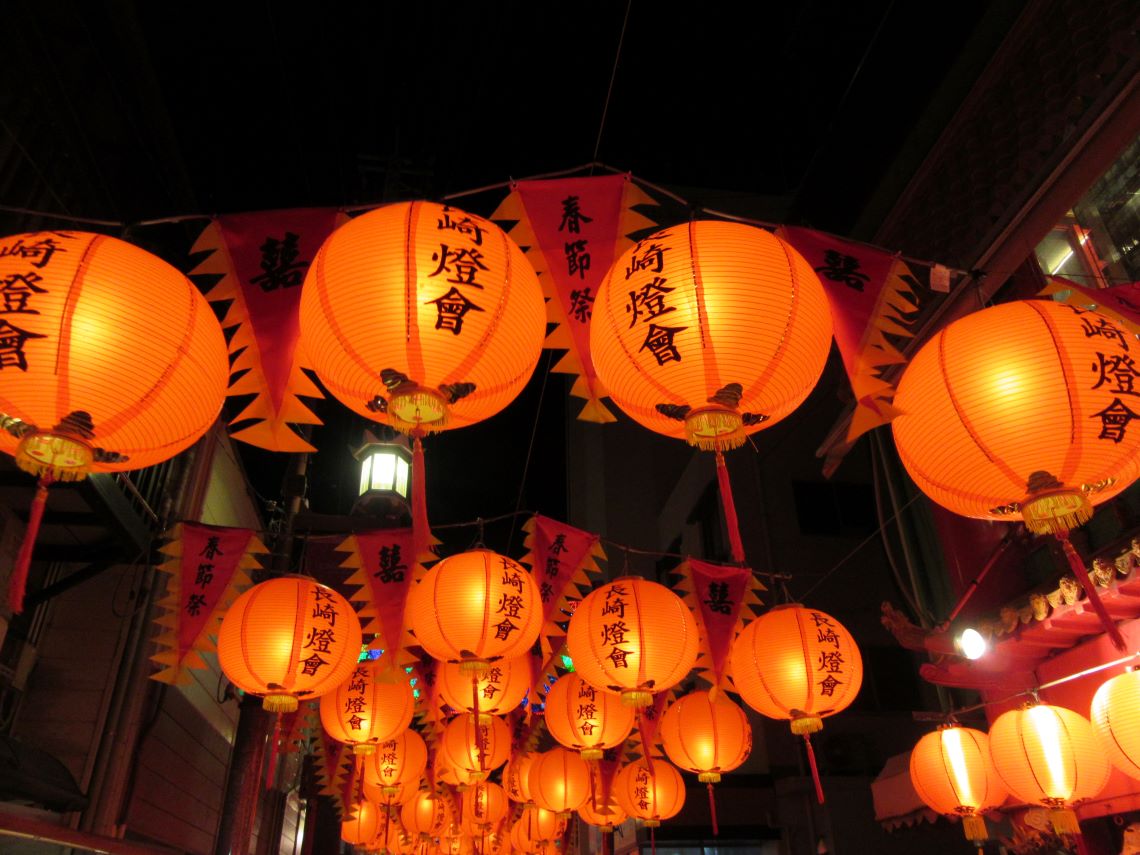 ランタンフェスティバル開催中の長崎新地中華街で撮影した、オレンジ色に光るランタンたち。
