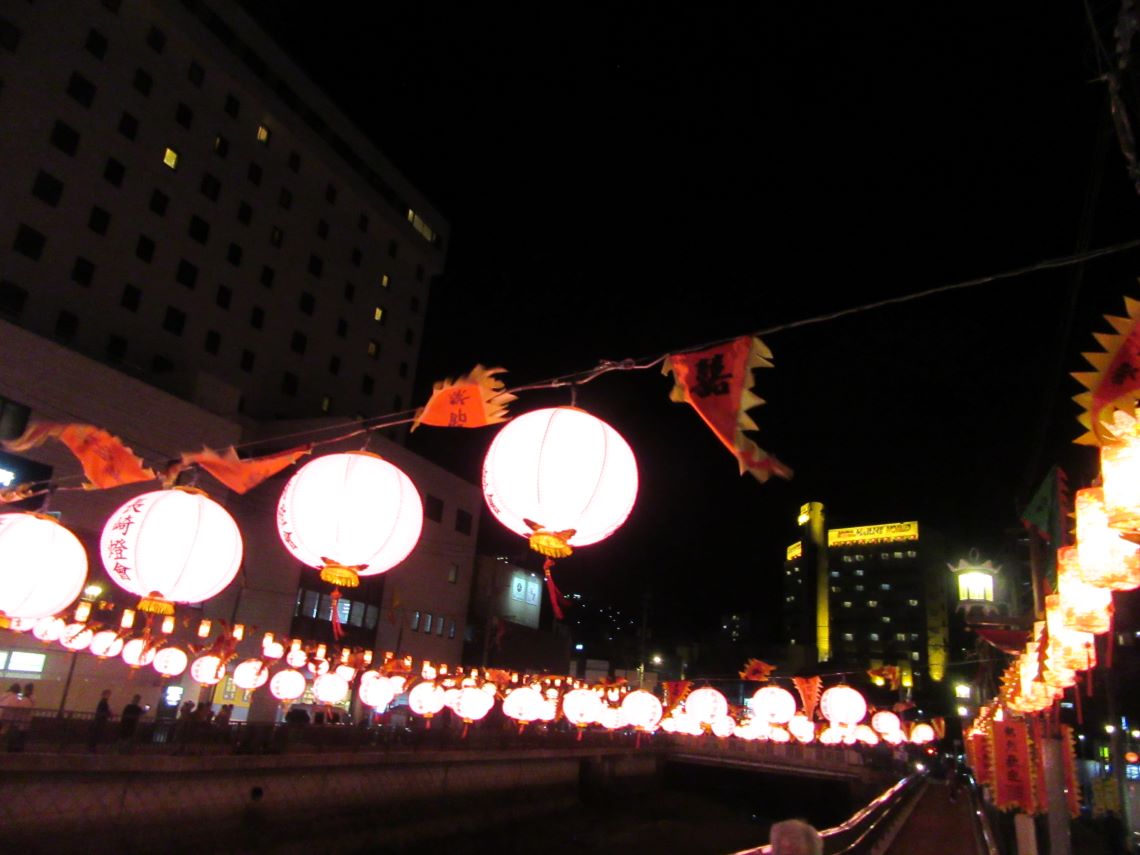 ランタンフェスティバル開催中の長崎新地中華街北門付近にある新地橋広場で撮影した、銅座川を彩る桃色のランタンたち。