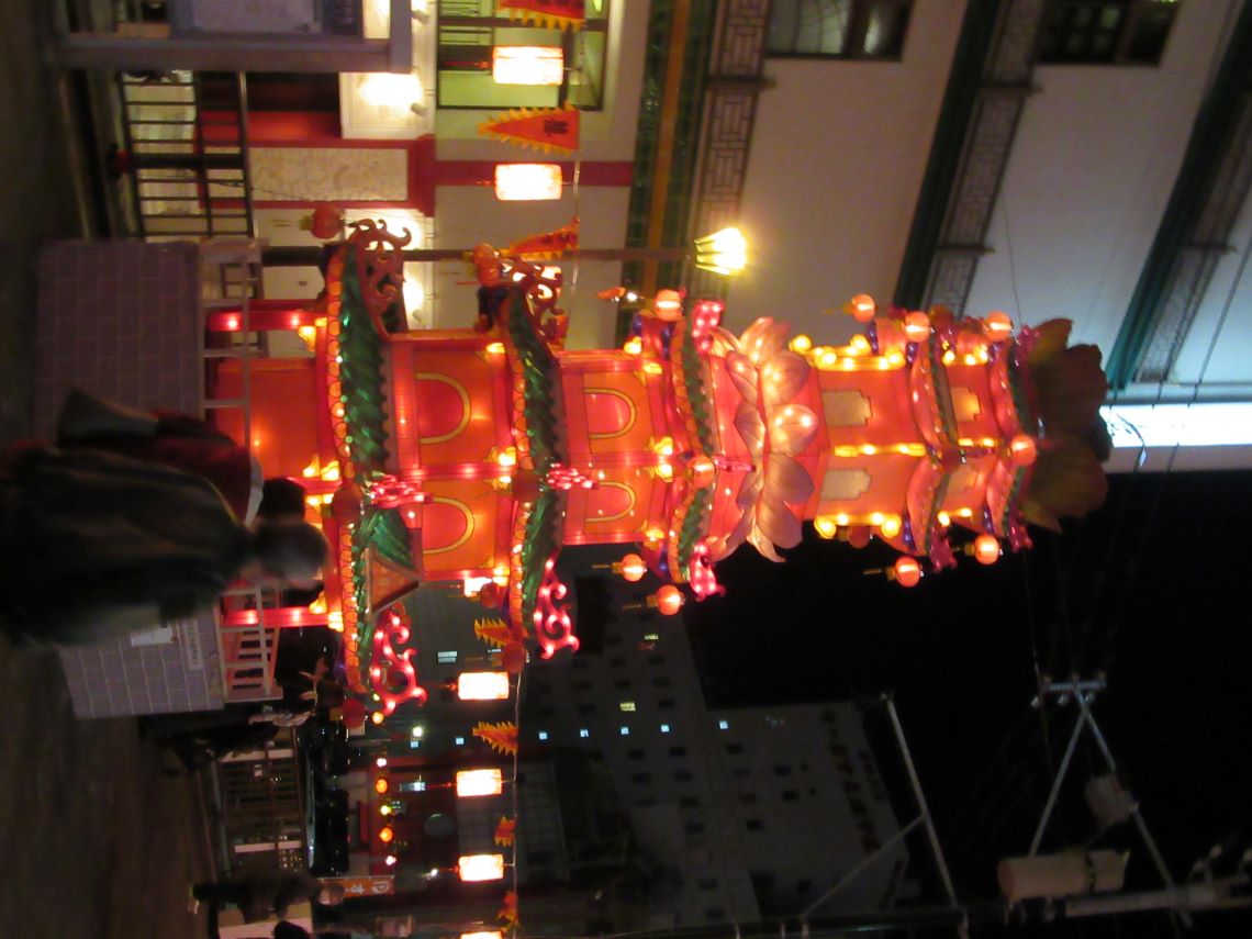 ランタンフェスティバル開催中の長崎新地中華街北門付近にある新地橋広場で撮影した、高い建物を模したオブジェ。