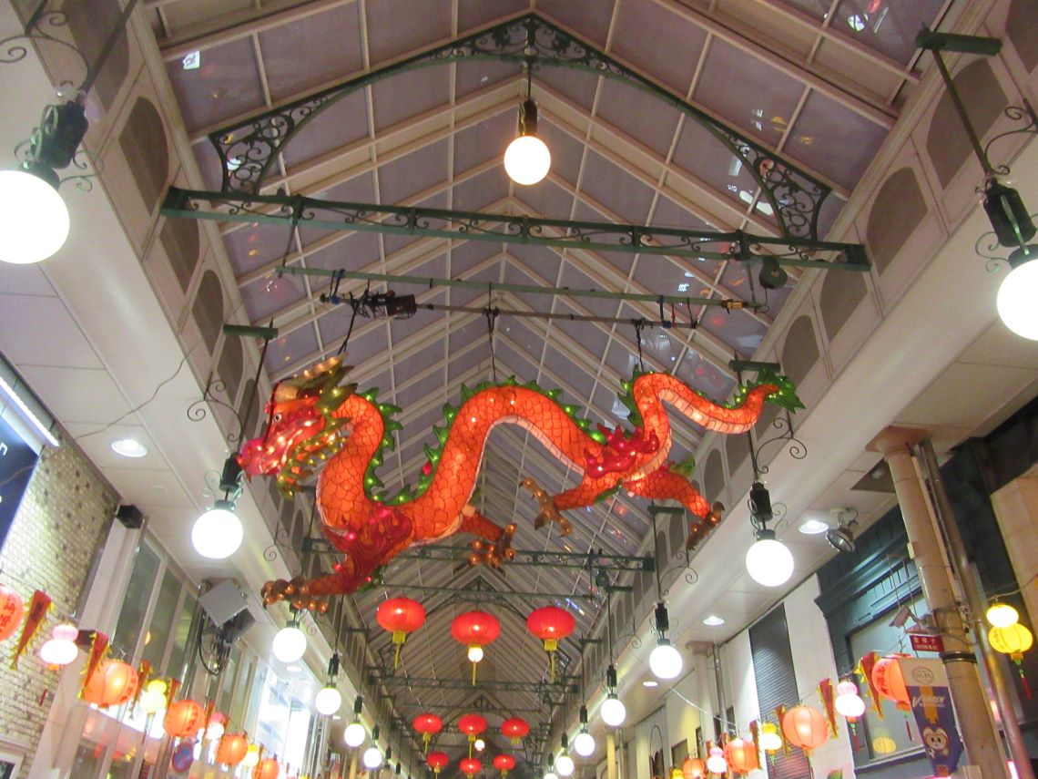 ランタンフェスティバル開催中のベルナード観光通りの赤の龍のオブジェ。