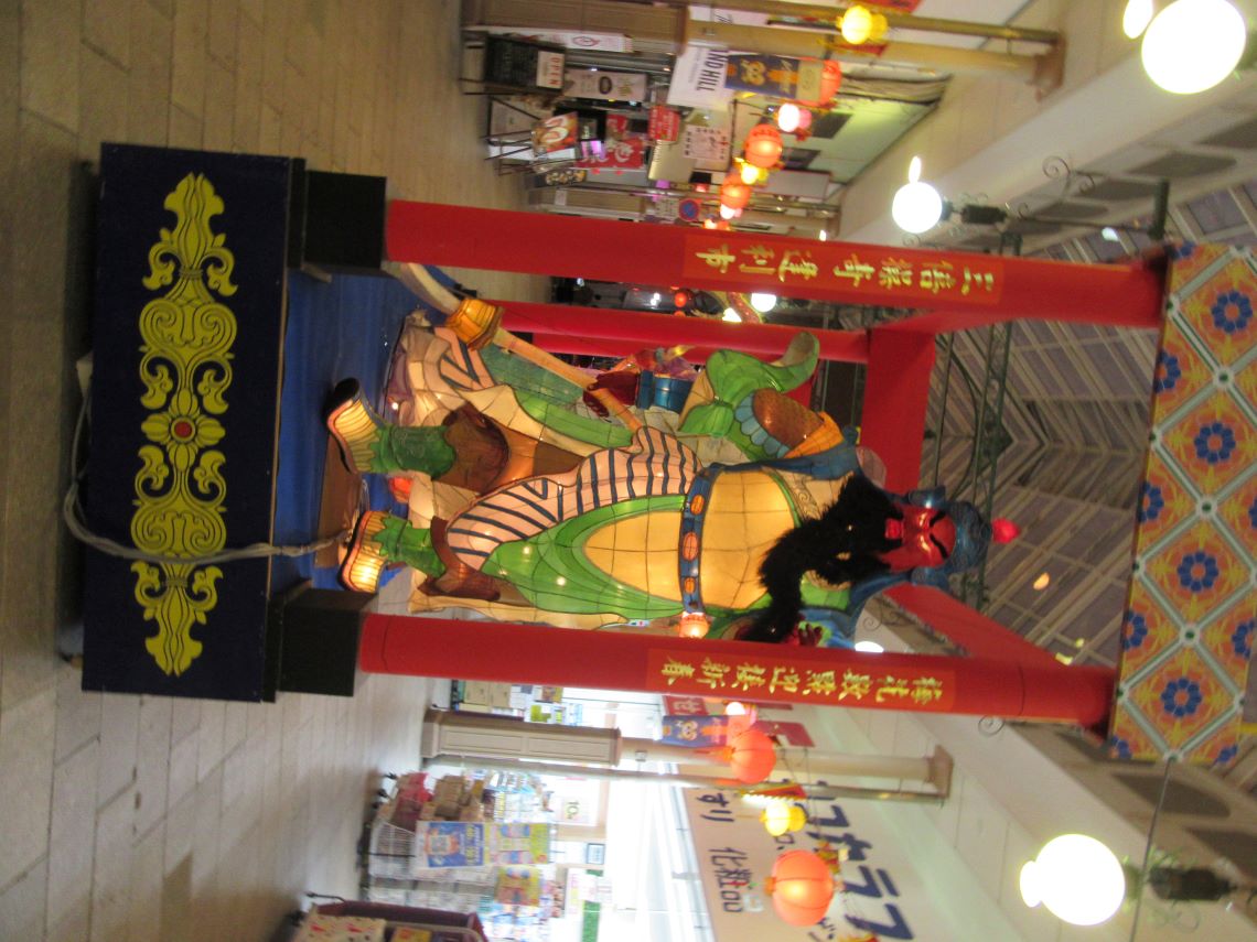 ランタンフェスティバル開催中のベルナード観光通りの強そうなオブジェ。