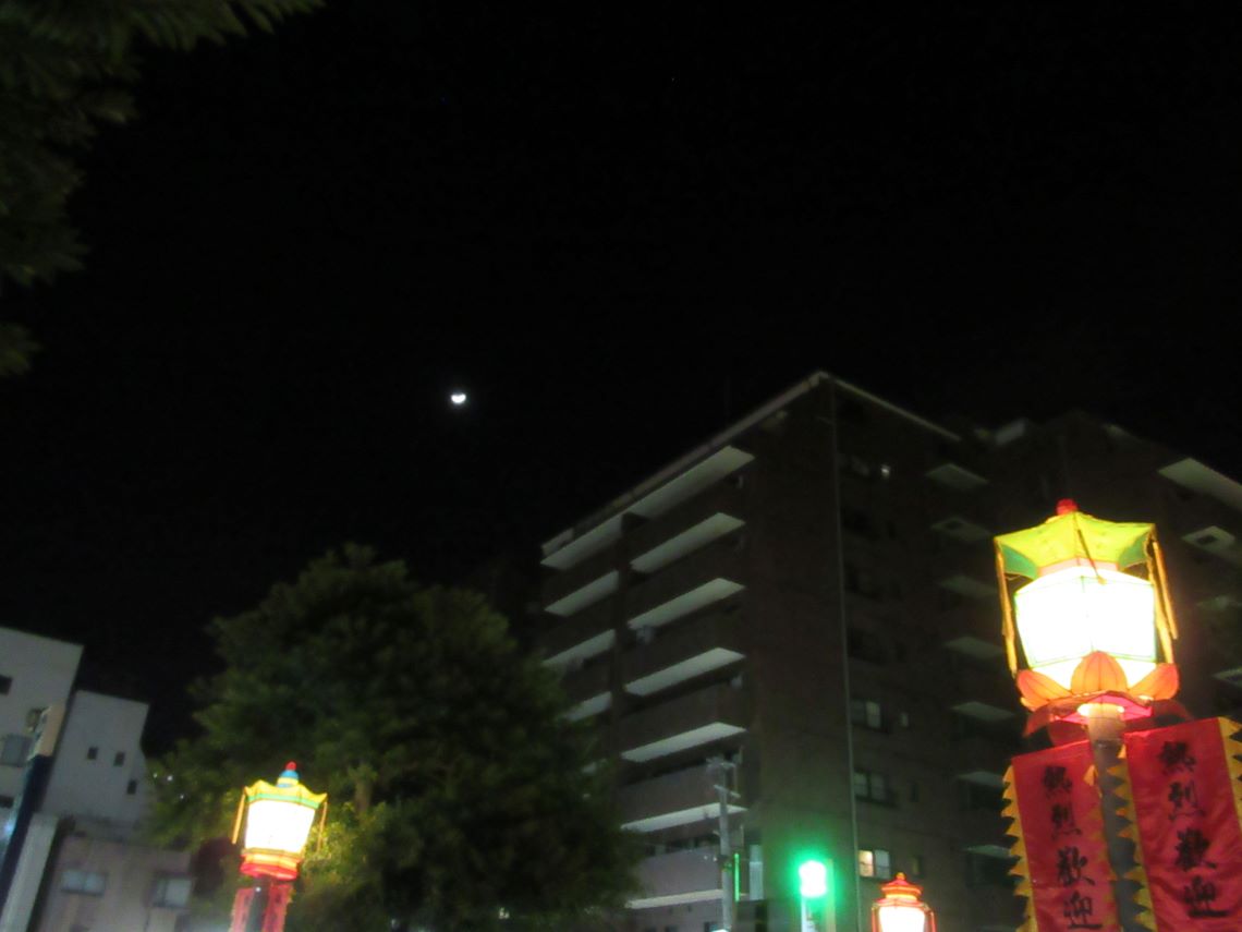 ランタンフェスティバル開催中のベルナード観光通り北側出口で見た月。