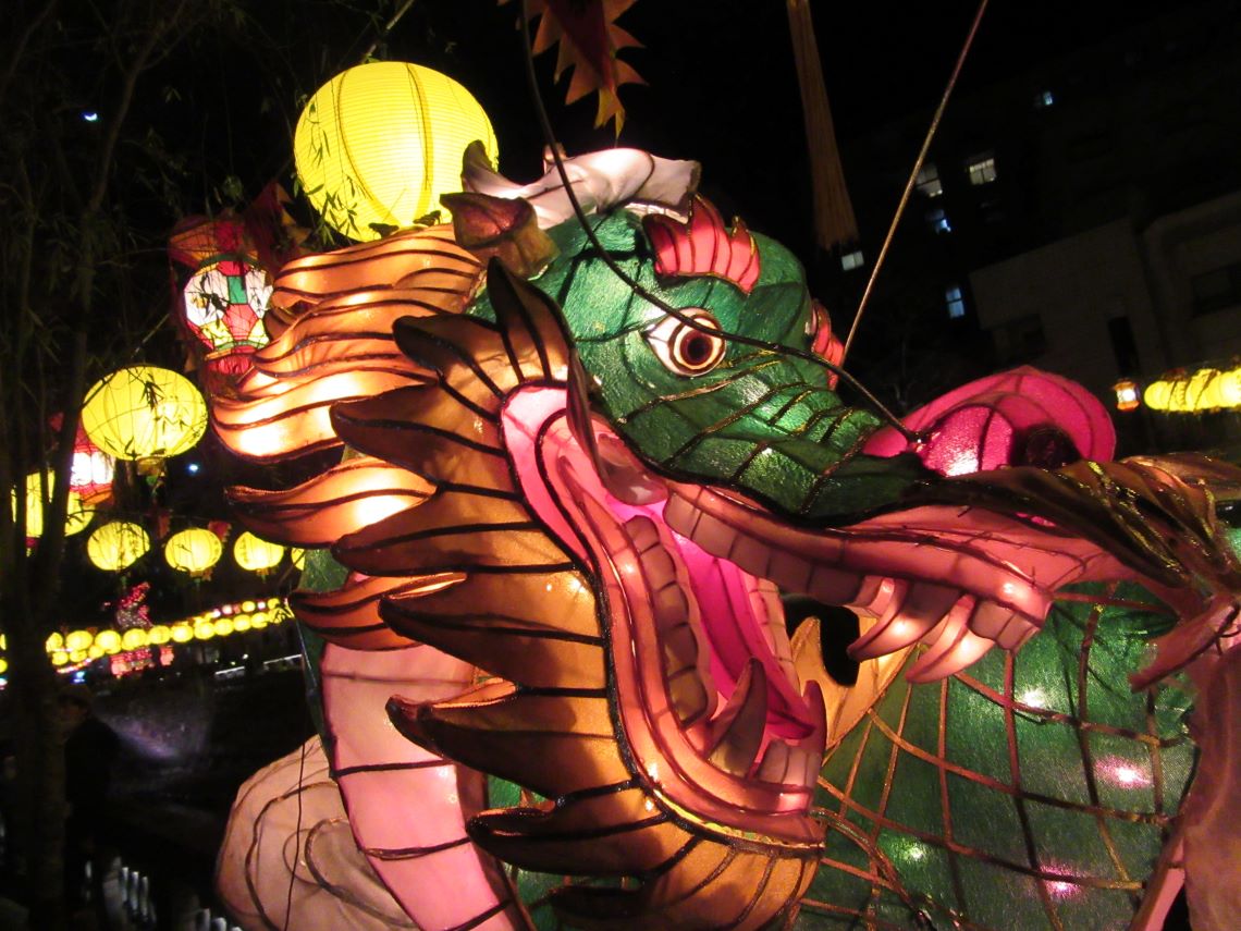 長崎ランタンフェスティバス開催中の長崎市の眼鏡橋周辺。