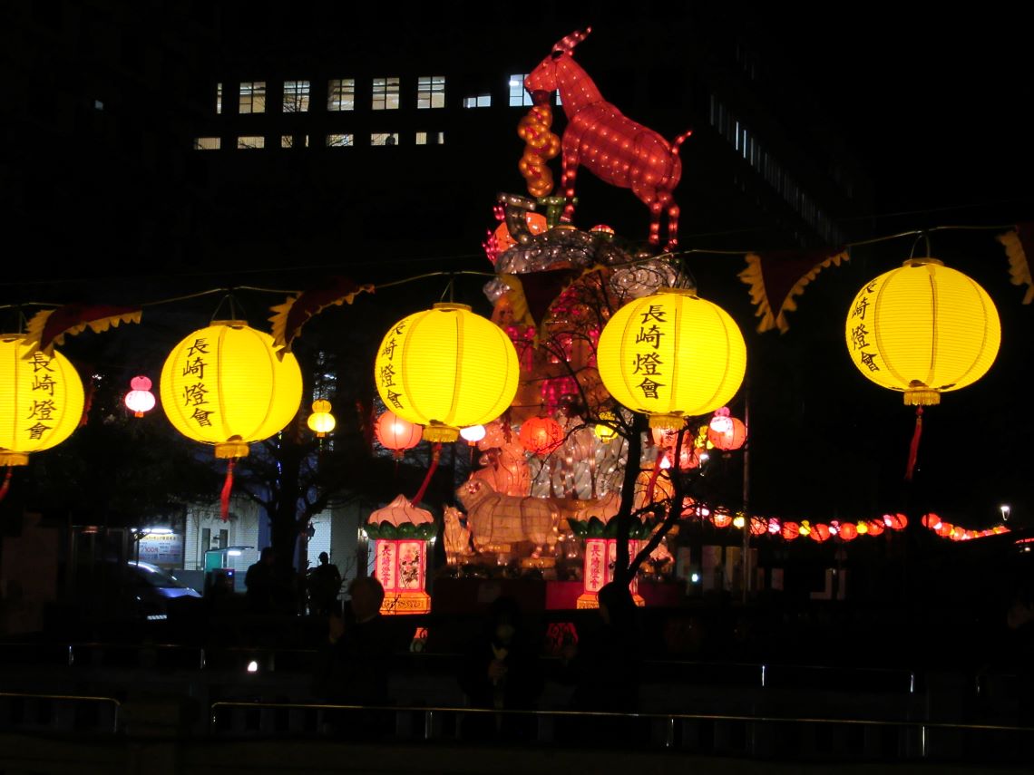 長崎ランタンフェスティバス開催中の長崎市の眼鏡橋周辺。