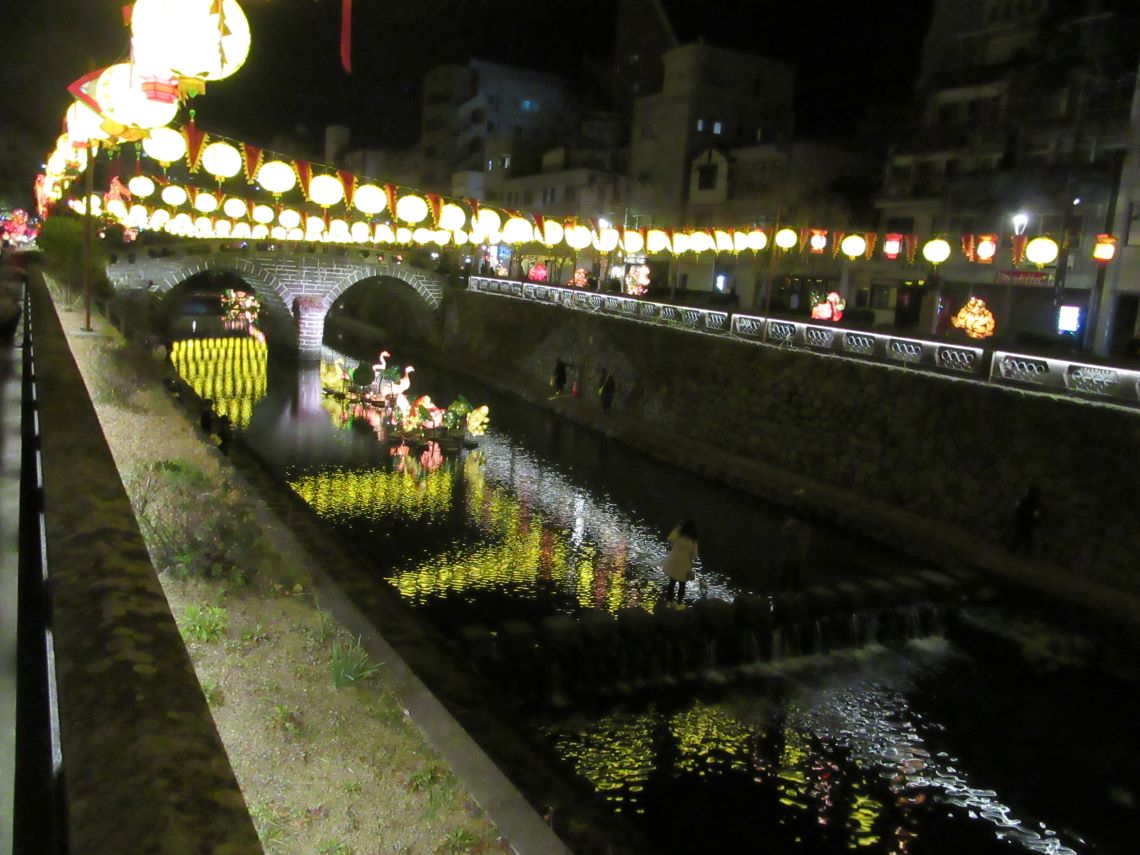 長崎ランタンフェスティバス開催中の長崎市の眼鏡橋周辺。