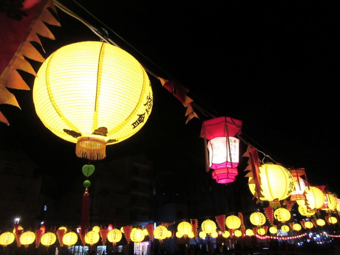 長崎ランタンフェスティバス開催中の長崎市の眼鏡橋周辺。