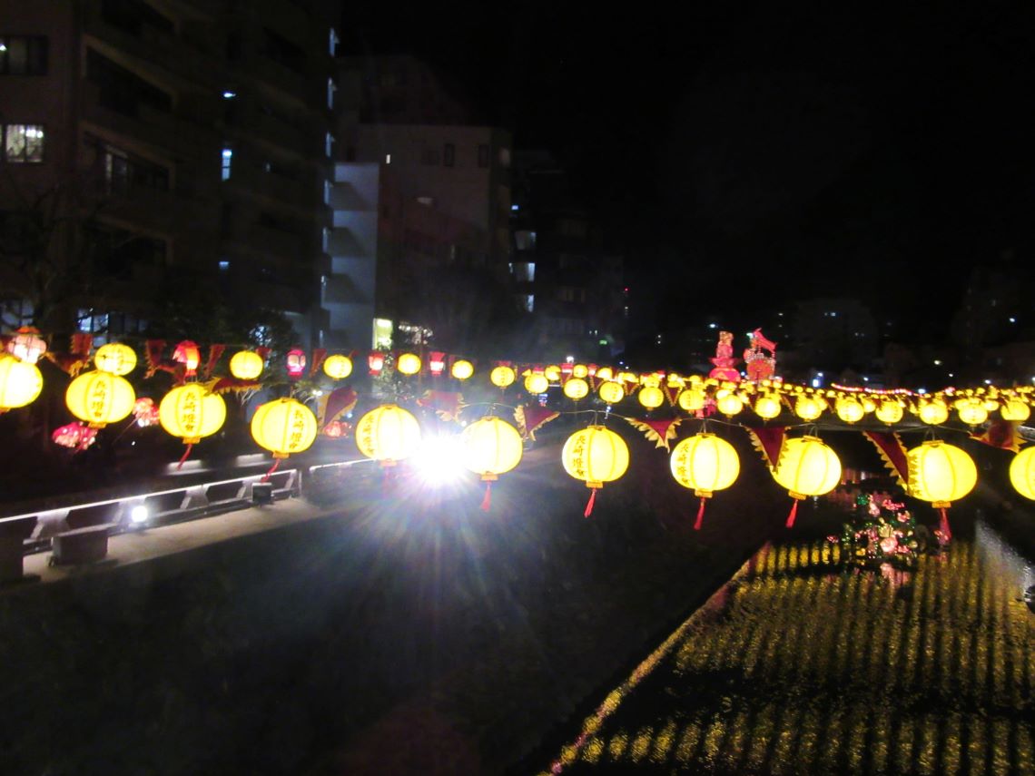 長崎ランタンフェスティバス開催中の長崎市の眼鏡橋周辺。